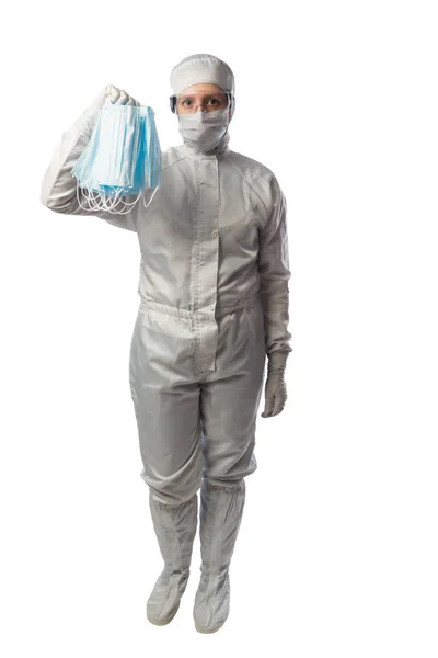 Kvinnan i en skyddsdräkt som innehar en mask som skyddar mot bakterier — Stockfoto