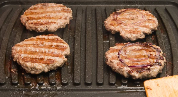 Cuatro trozos de carne frita a la parrilla —  Fotos de Stock