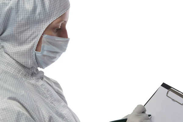 Mujer en un traje de protección está escribiendo en papel — Foto de Stock