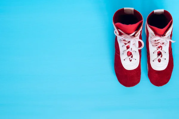 Dos zapatos para luchar de pie sobre un fondo azul en la esquina derecha —  Fotos de Stock