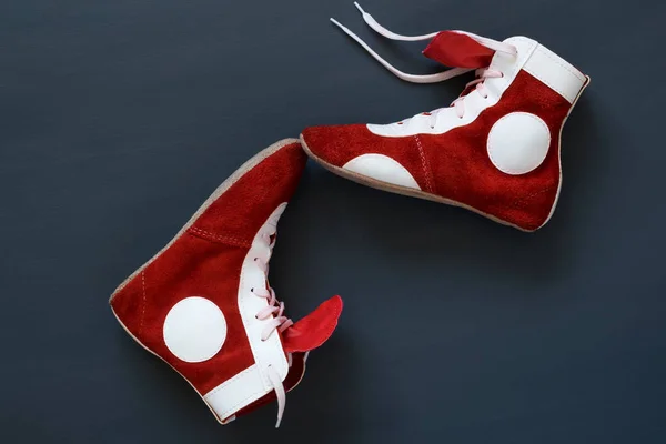 Два спортивні черевики для боротьби лежать на підлозі — стокове фото