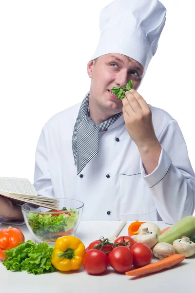 Chef-kok met receptenboek denkt over koken — Stockfoto