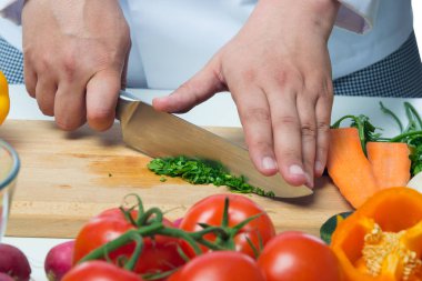 el ezilmiş otlar yemekleri pişirmek