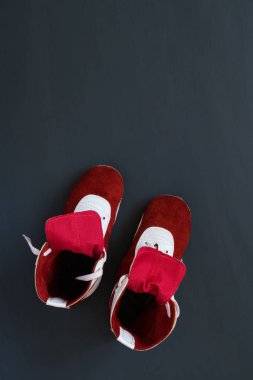 spor ayakkabılarla yazıtlar için siyah arka plan