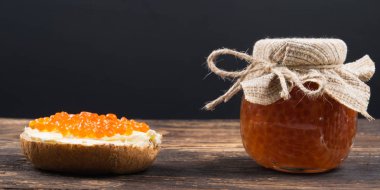 Kırmızı havyar bir ahşap masa sandviçle üzerinde