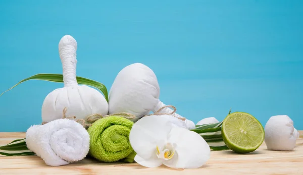 Artikel für Massage mit weißer Orchidee — Stockfoto