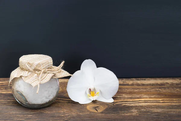 Blume weiße Orchidee auf einem Tisch mit Meersalz — Stockfoto