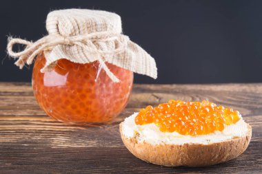 Tereyağı ve havyar bankanın yanındaki bir masada sandviç