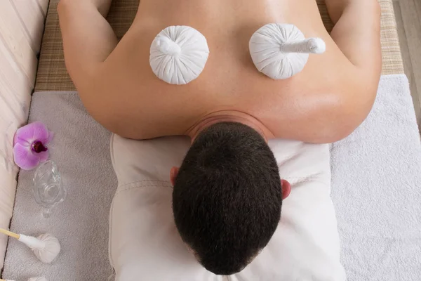 Massage mit Kräuterbeutel weißer Mann für einen gesunden Rücken — Stockfoto
