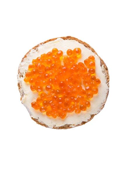 Sanduíche redondo com manteiga e caviar sobre fundo branco — Fotografia de Stock