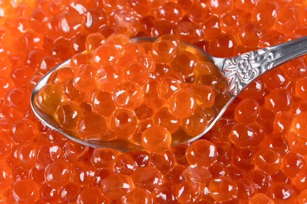 Fondo con caviar rojo con una cuchara —  Fotos de Stock