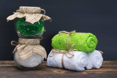 deniz tuzu ve banyoda havluların içine iki kutu