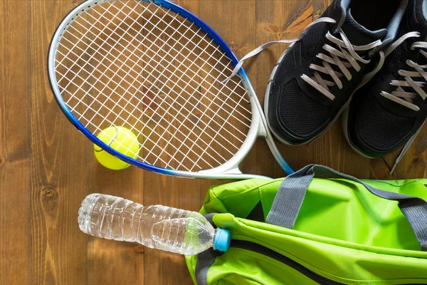 Grön påse för sport racket för tennis på golvet — Stockfoto