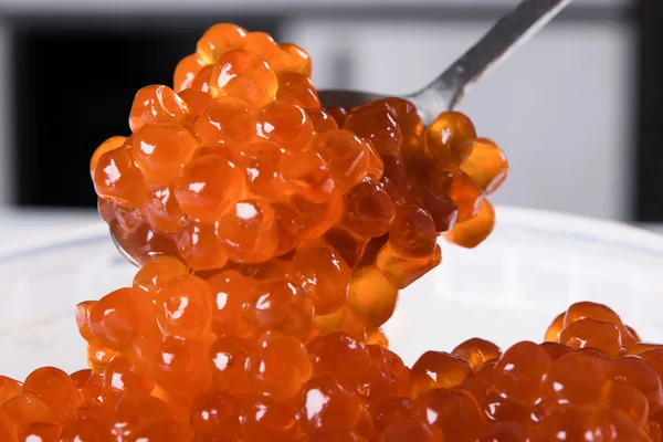 Colher de metal, leva um prato de caviar — Fotografia de Stock