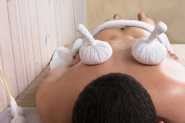 Dois sujeitos para massagem jazem de costas — Fotografia de Stock