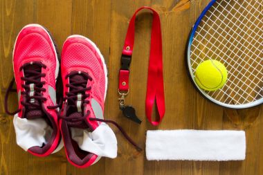 Ahşap bir arka plan üzerinde Tenis oynamak için şeyler kümesi