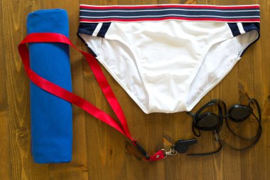 Masanın üzerinde bir antrenör için yüzme için ayarla