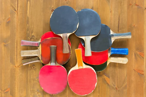 Conjunto de raquetas de ping pong antiguas en una pizarra oscura — Foto de Stock