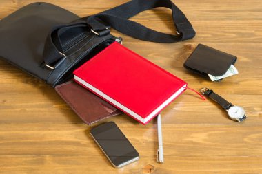 Siyah çanta ahşap zemin üzerinde erkeksi şeyler yalanlarla