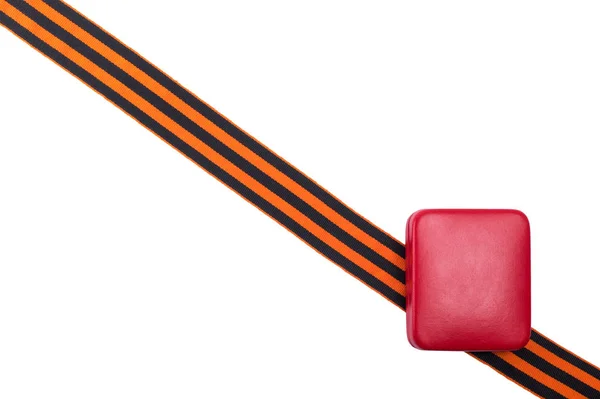 Ruban avec des rayures orange noir et une boîte rouge isolé sur un fond blanc — Photo