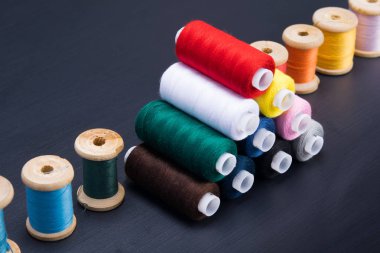 Eşit olarak iplik bir siyah arka plan üzerine köşe köşe katlanmış