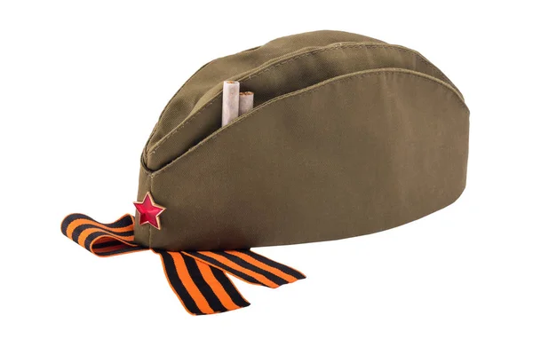 Военная шапка с красной звездой и сигаретами, концепция, изолированные на белом — стоковое фото