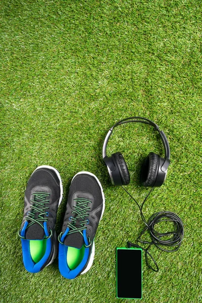 Konsept spor müzik ile yeşil çim bir arka plan üzerinde oynamak