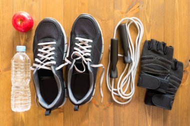 Erkek spor kiti ile kırmızı elma