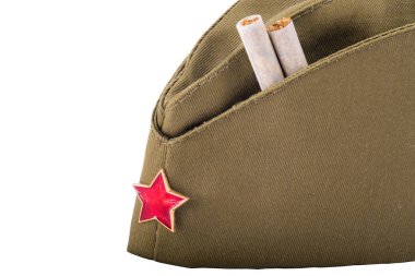 Beyaz bir arka plan önünde bir askeri baş-elbise 9 Mayıs onuruna takılan iki sigara