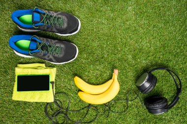 Kavramı üzerinde yeşil çim açık hava sporları için ayarla