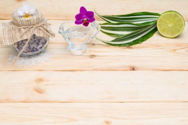 Tuz ile spa için ahşap bir masa ayarlamak