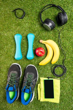 Fitness ve spor ve beslenme, çim arka planı için ayarla