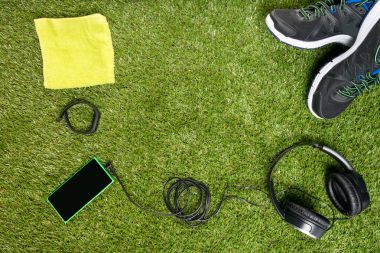 Konsept spor yeşil çim bir arka plan üzerinde bir dizi
