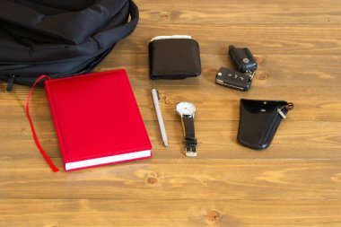 Bir erkek çantası şeyler koyu ahşap arka plan üzerinde yalan