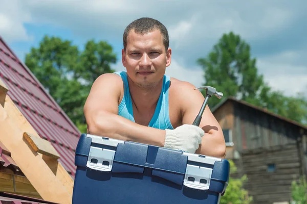 O homem no telhado na caixa com a ferramenta — Fotografia de Stock