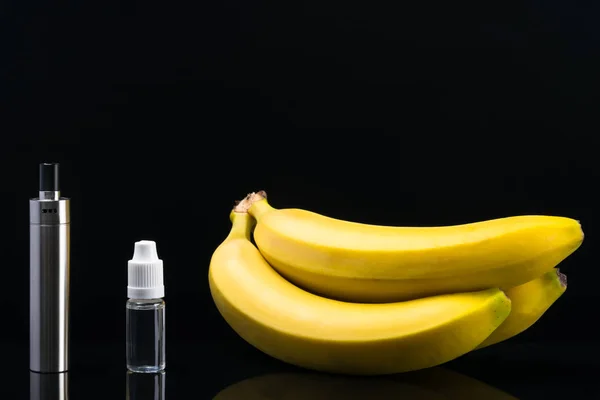 Vůně zralého banánu pro elektronické cigarety na černém pozadí — Stock fotografie