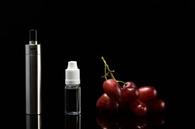 Üzüm lezzet, siyah bir zemin üzerine kavramı ile elektronik sigara