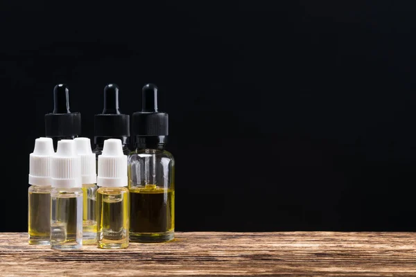 Olja i flaskor för parfym, på en mörk bakgrund — Stockfoto
