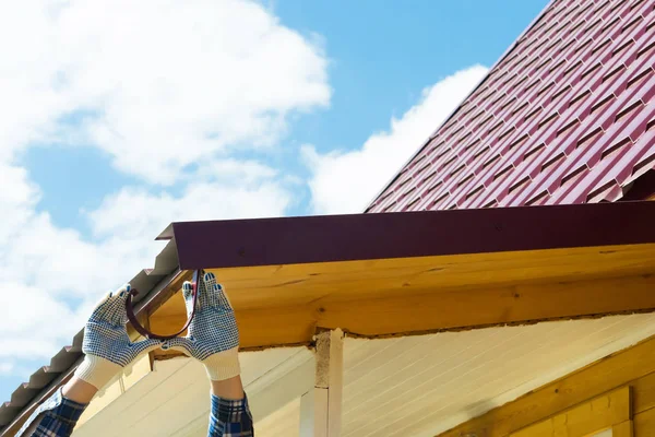 Reparación del techo por un maestro sobre un fondo azul del cielo — Foto de Stock