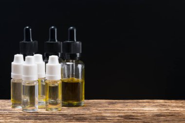 Stok tablosundaki elektronik sigara için sıvı ile baloncuklar