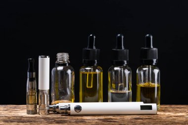 Siyah arka plan ile yeni bir elektronik sigara için yazıt için bir yer