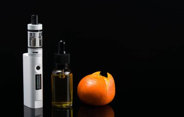 Elektronik sigara ve sıvı turuncu zevkinize, siyah bir arka plan ile