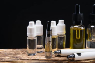 Vaping set ve karanlık bir arka plan üzerinde kokular ile sıvı