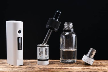 Vaping set ve sıvı ile karanlık bir arka plan üzerinde