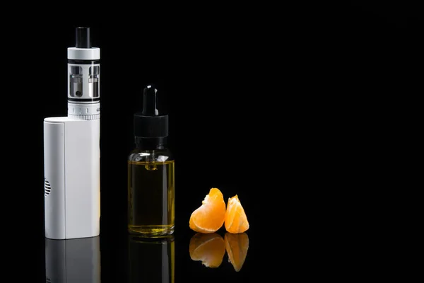 Conjunto para vaping com sabor laranja em garrafas, sobre um fundo escuro — Fotografia de Stock