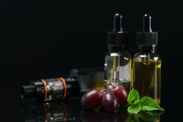 Conjunto para vaping com aroma de uvas em garrafas, sobre fundo escuro — Fotografia de Stock