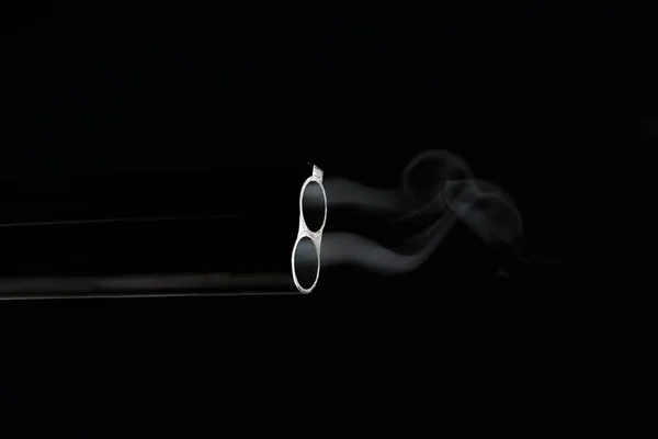 Røyk fra en tønne fra en pistol på svart bakgrunn – stockfoto