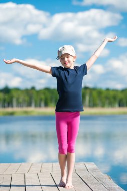 Kız pembe pantolon Nehri üzerinde yapıyor