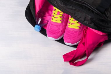 Spor şeyler için spor bir çanta üzerinde hafif bir arka plan rengi pembe