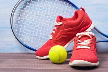 güzel bir arka plan üzerinde Tenis kümesi